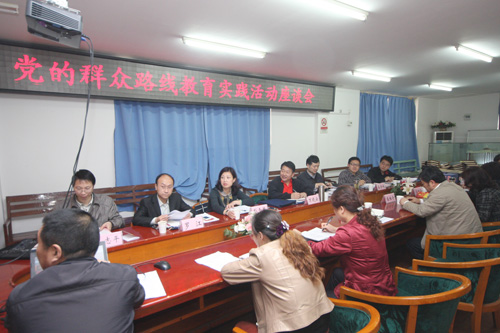  /></p><p><span style=font-size:16px;>   </span></p><p><span style=font-size: 16px;>    4月1日下午，市委第一督導(dǎo)組組長萬曉云一行來到我院，調(diào)研指導(dǎo)教育實踐活動開展情況。市委第一督導(dǎo)組成員高芳斌、萬頃，市衛(wèi)生局活動領(lǐng)導(dǎo)小組副組長陳天鵬、活動辦副主任彭雪琴、活動辦成員羅江、王志平陪同調(diào)研。院領(lǐng)導(dǎo)崔維奇、孫太平、吳麗萍等參加了調(diào)研座談會。</span></p><p align=left><span style=font-size: 16px;>    督導(dǎo)組一行先后來到醫(yī)院門診大廳、投訴中心、住院部乳腺一科走訪醫(yī)務(wù)人員及患者，了解醫(yī)院開展教育實踐活動情況。隨后召開了調(diào)研座談會，醫(yī)院黨委書記孫太平向督導(dǎo)組一行匯報了醫(yī)院開展教育實踐活動的具體做法與創(chuàng)新工作。</span></p><p align=left><span style=font-size: 16px;>    萬曉云、陳天鵬對醫(yī)院教育實踐活動給予了充分肯定。陳天鵬指出，醫(yī)院要緊緊圍繞“為民務(wù)實清廉”這一活動主題，深入開展“百名醫(yī)生進社區(qū)”活動，不斷創(chuàng)新服務(wù)路徑、優(yōu)化服務(wù)流程，以務(wù)實的工作作風(fēng)提高醫(yī)院?？平ㄔO(shè)水平，為開創(chuàng)醫(yī)院一院兩區(qū)格局、服務(wù)群眾健康作好準(zhǔn)備。</span></p><p align=left><span style=font-size: 16px;>    調(diào)研組一行還在醫(yī)院召開了部分行政職能科室及臨床一線工作人員參加的座談會，聽取意見建議。</span></p><p><span style=font-size: 16px;> </span></p><p align=left><span style=font-size:16px;></span></p><p><span style=font-size:16px;> </span></p><p><span style=font-size:16px;> </span></p></p>
    </div>
	        </div>
    </div>
	<!--底部-->
	<style>
#_ideConac{position:absolute;top:0;left:0;}
</style>
<div   id=
